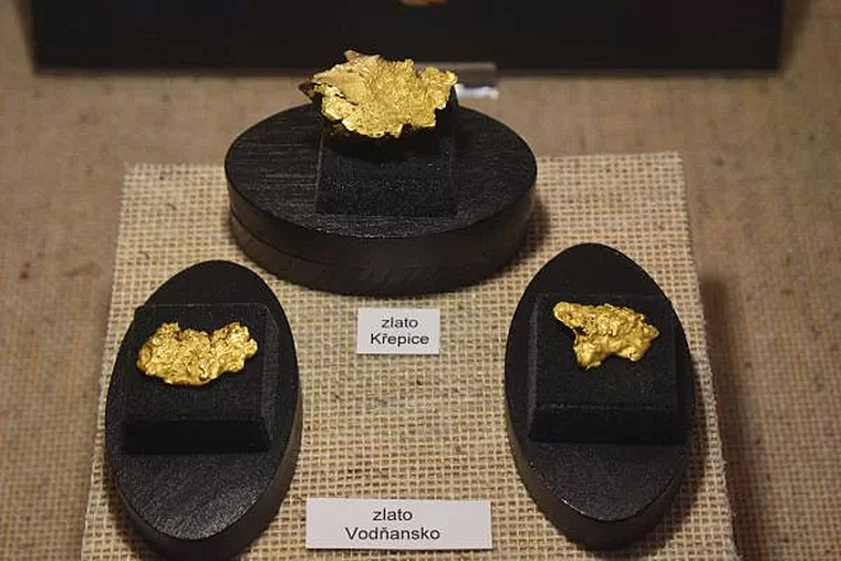 Zlaté plíšky jsou uloženy v řadě muzeí, včetně toho Národního.