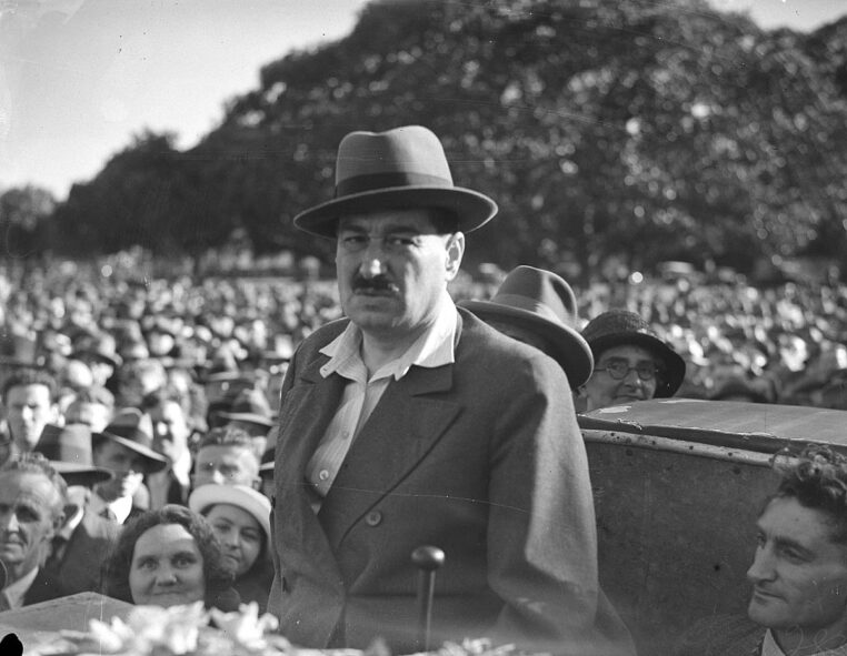 Kisch vystupuje na protihitlerovském shromáždění v Sydney roku 1935.