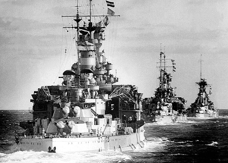 Italům se podaří vážně poškodit dvě nepřátelské bitevní lodě.