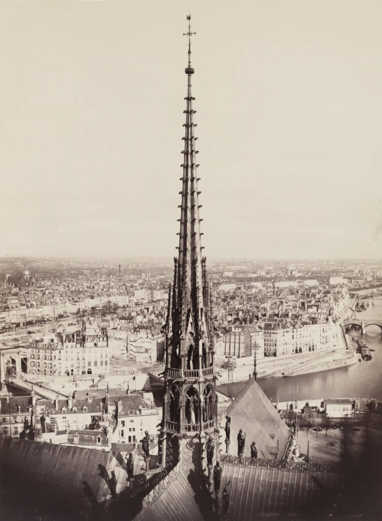 Rekonstrukce zničené vížky je možná jen díky tomu, že se podařilo objevit plány, které v polovině 19. století vypracoval její architekt Eugène Viollet-le-Duc.