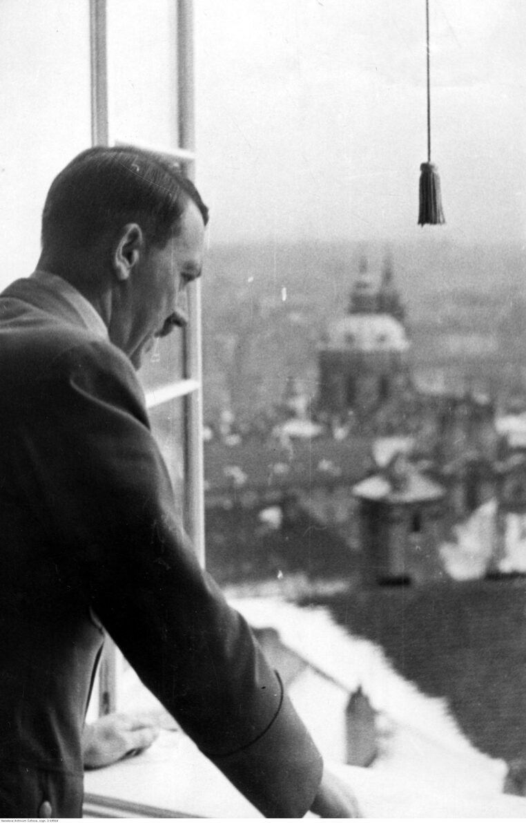Traduje se, že Adolfa Hitlera při pohledu z oken Pražského hradu iritovala Petřínská rozhledna. Chtěl ji nechat zbourat…