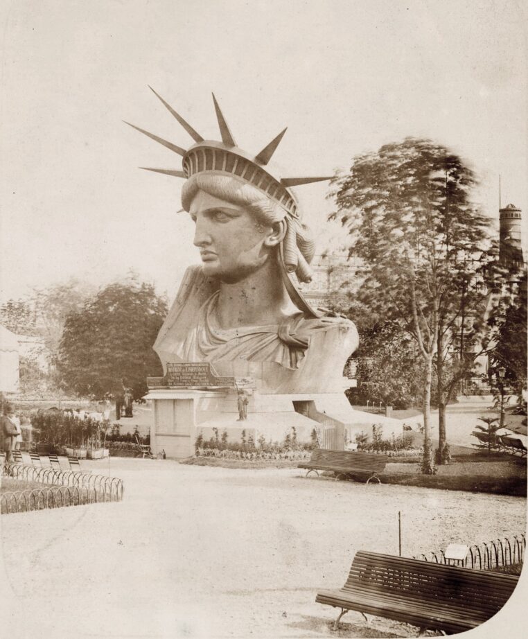 Hlava sochy Svobody byla k vidění už v roce 1878 v Paříži, k slavnostnímu odhalení v New Yorku došlo až o osm let později.