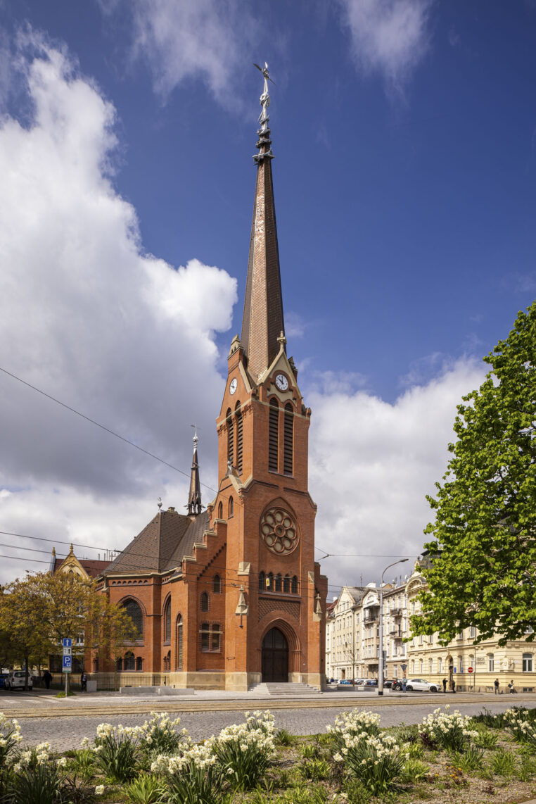 Dnes kostel tvoří jeden celek s novou moderní přístavbou.