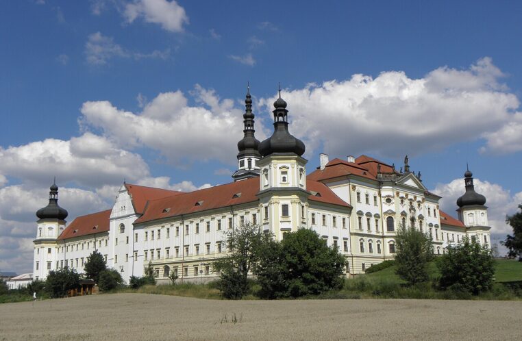 Do kláštera Hradisko Ota pozval skupinu benediktinských mnichů.