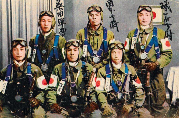 Oddíly Ónišiho pilotů kamikadze se chystají k akci na Filipínách.