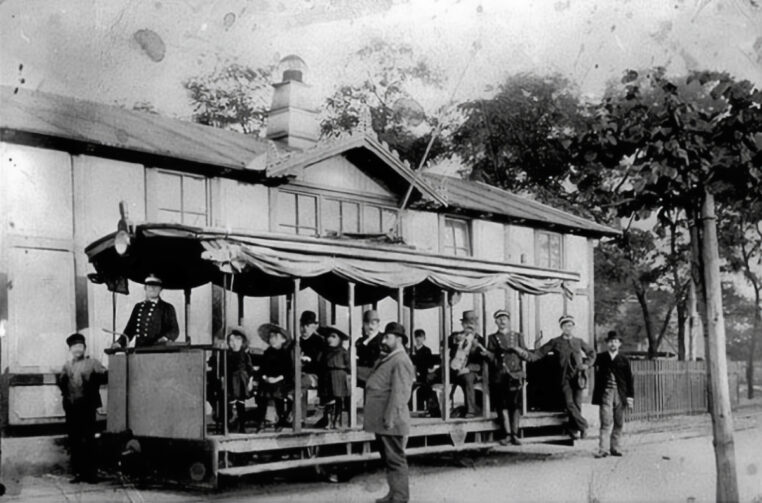 Koněspřežky postupně nahradily elektrické tramvaje.