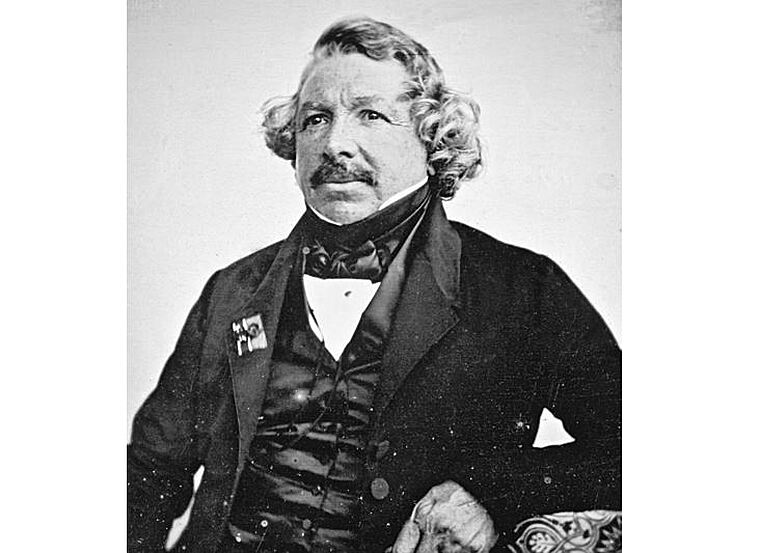 Louis Daguerre prozradí světu tajemství kreslení světlem.