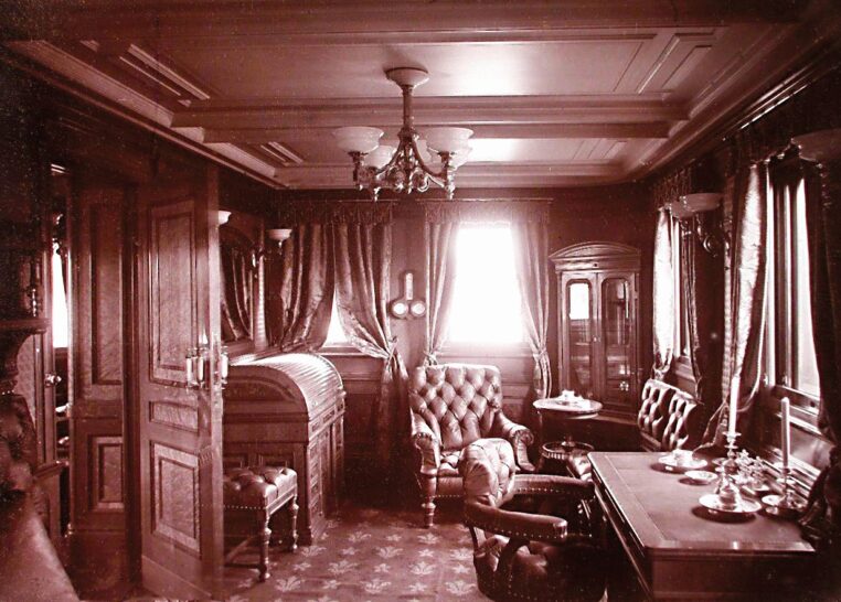 Mikuláš úřadoval na moři dvakrát týdně, v pracovně i na palubě.