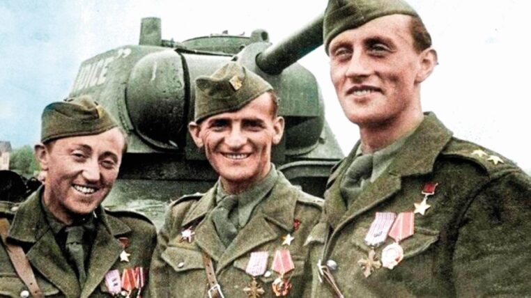 A. Sochor (vlevo) s kolegy-kamarády sbírají ocenění v bojích na východní frontě.