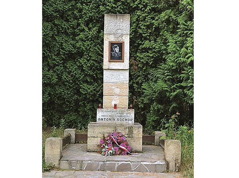 Místo, kde podplukovník Sochor přišel o život, dnes připomíná památník.