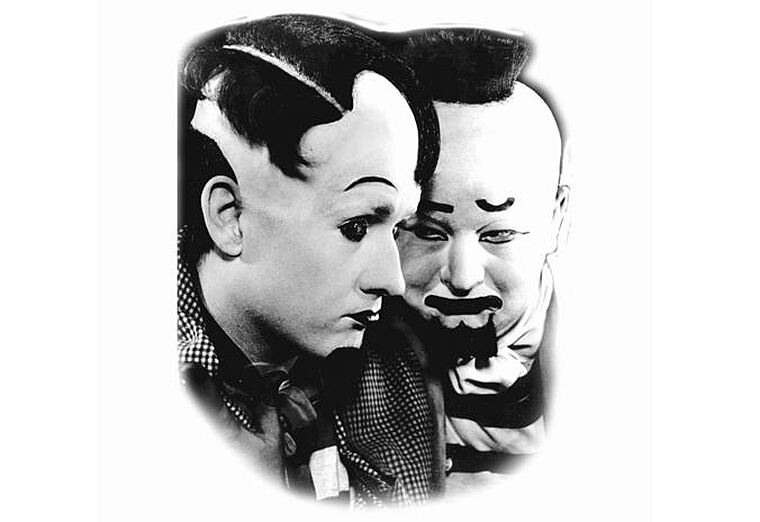 Až strašidelně působící líčení a roztodivné paruky jsou nedílnou součástí her Voskovce a Wericha. Divadelníci jimi vyjadřují i temperament postav.