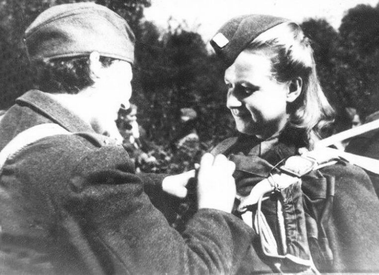 Do války se Lydie Studničková-Horálková (vpravo) hlásí jako šestnáctiletá.