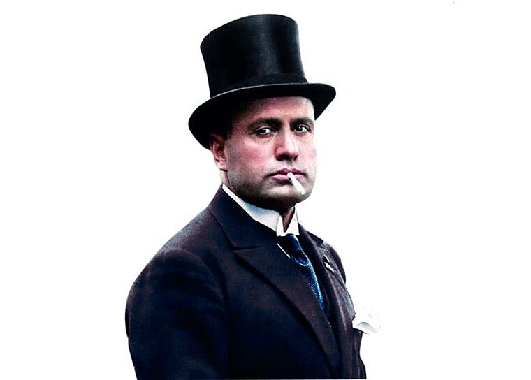 Plešatění se Mussolini snažil maskovat i pokrývkami hlavy.