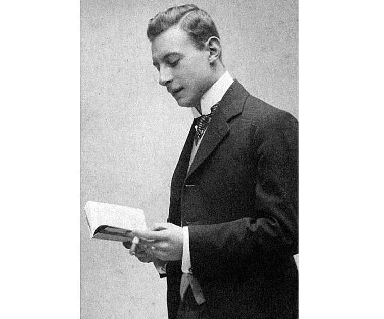 Johannes Nádherný místo studia prohání lehké ženy.