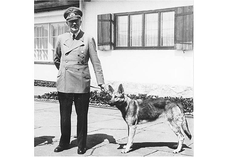Adolf Hitler se svou fenkou Blondi.