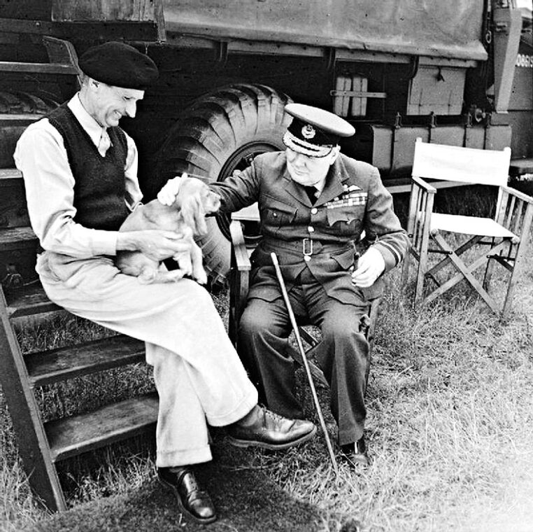 Churchill si hraje s Rommelem. Kromě psů s sebou Monty vozil klec s kanárky.