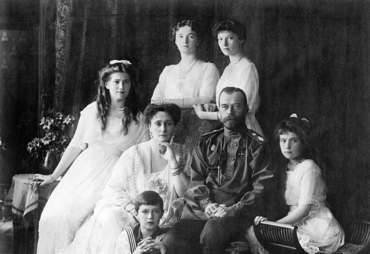 9 pikantních skandálů panovnických rodů: Romantické zálety, rozvody, orgie za zdmi paláců