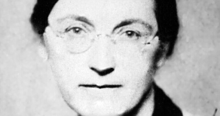 Marie Tumlířová si vyčesává vlasy do uzlu v týlu. Ten ztlumí osudnou ránu.