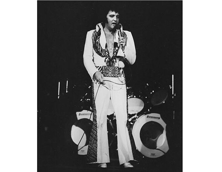 Naposledy Presley vystoupí na pódium 26. června 1977 v Indianapolis.