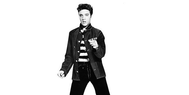 Elvisovy švihácké pohyby prý některé konzervativní diváky pohoršovaly.