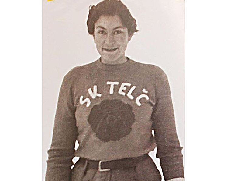 Markéta propůjčí svému klubu růži z rodového erbu.