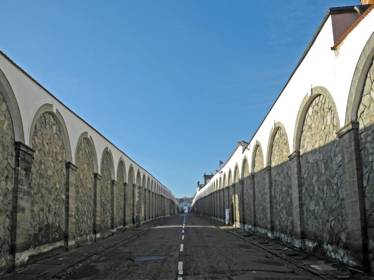 Dlouhá jízda: Barokní unikát lemují 7,5 metru vysoké zdi