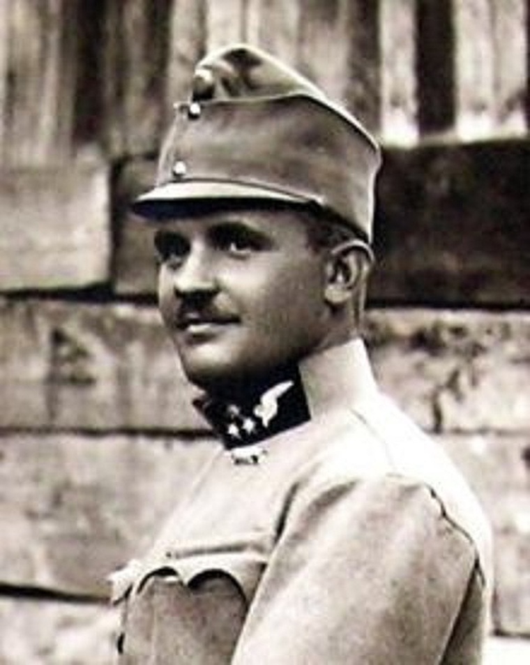 Lojka v roce 1914 pózuje ve vojenské uniformě.