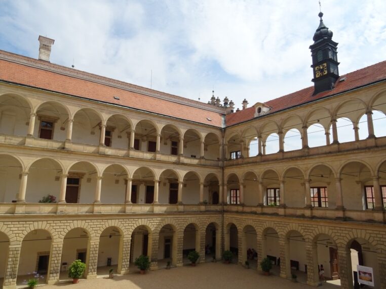 Vnitřní nádvoří zámku působí impozantně. Tvoří ho tři podlaží arkád.
