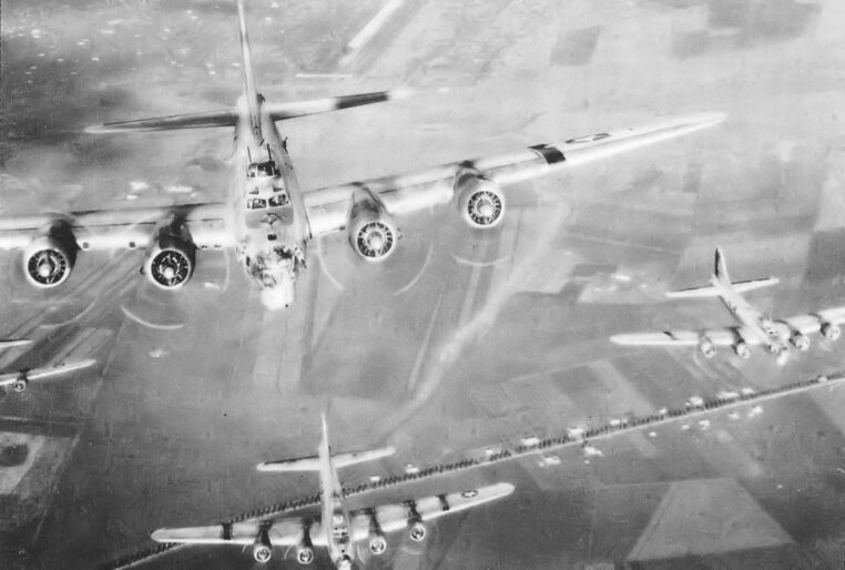 Bomby shazovaly čtyřmotorové bombardéry typu Lancaster.