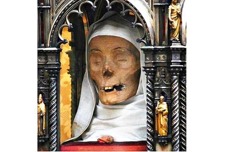V sienské bazilice San Domenico se nachází hlava svaté Kateřiny.