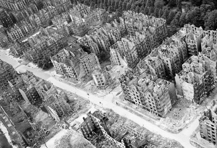 Pohled od jihu k severu na následky ohnivé bouře způsobené britským bombardováním ve dnech 27. a 28. července 1943