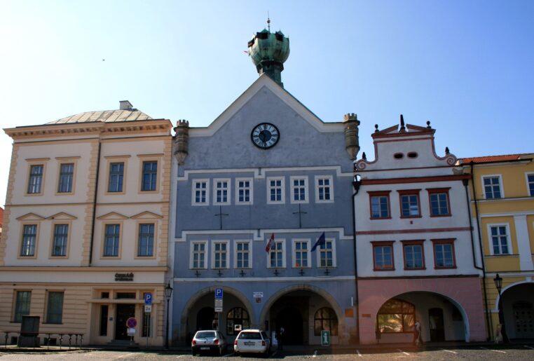 Obdivuhodná věž měla v minulosti několikrát namále. V roce 1742 ji poškodila dělová koule.