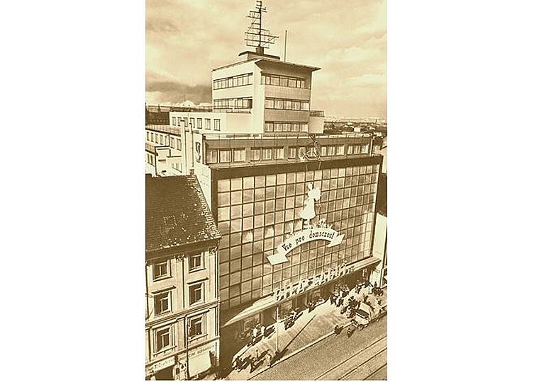Nový obchodní dům láká nejen na široký sortiment zboží.