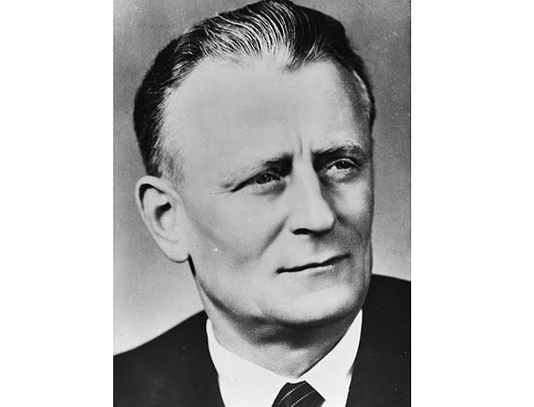 Za atraktivním vzhledem se skrýval prostoduchý člověk s nedostatečným vzděláním.